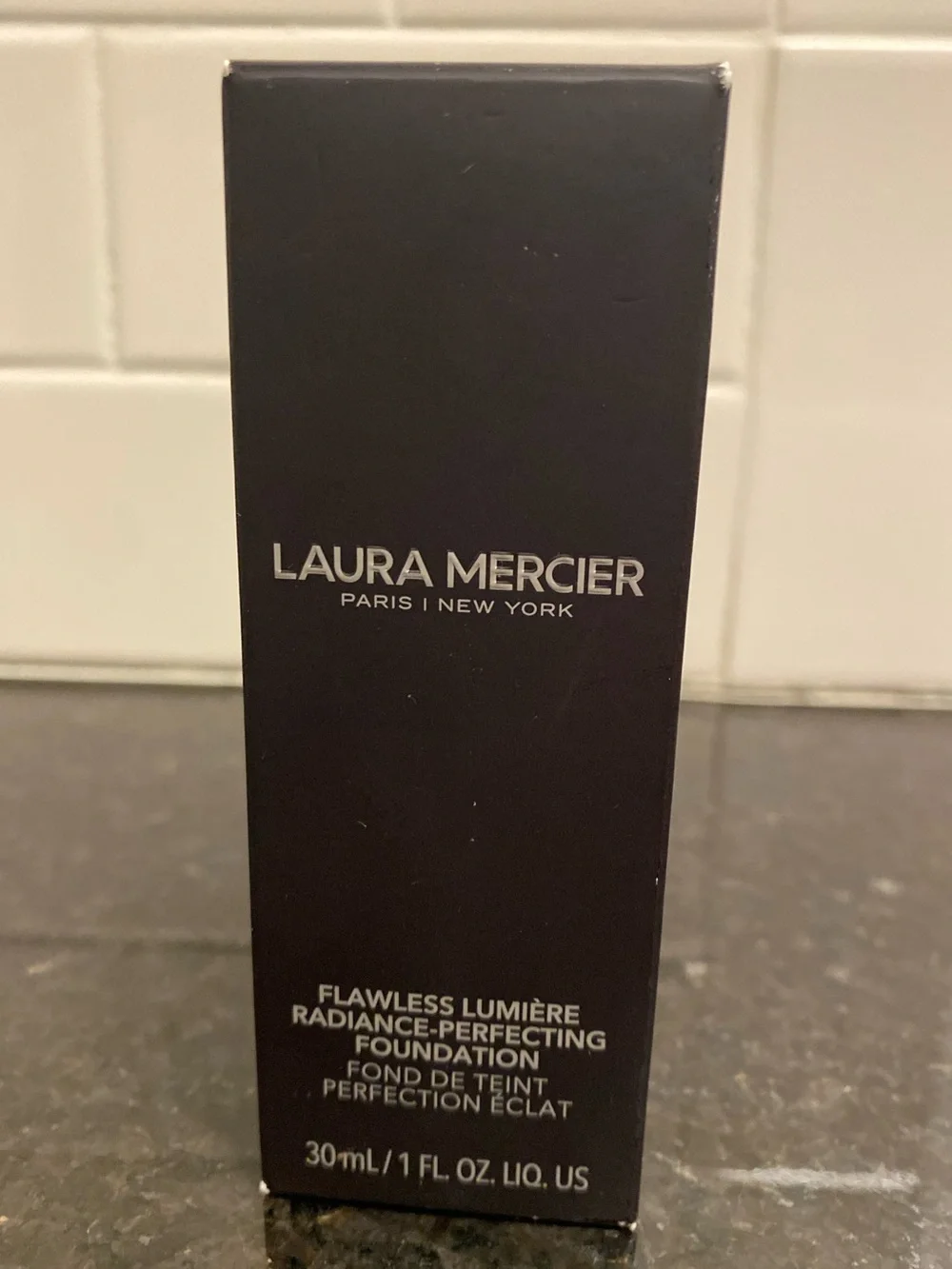 Laura Mercier - Flawless Lumière Radiance-Perfecting Foundation (3N2-Honey) - Picture 7 of 16